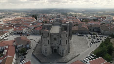 Retirada-Aérea-De-La-Antigua-Catedral-Que-Revela-El-Hermoso-Paisaje-Urbano-De-Guarda,-Portugal
