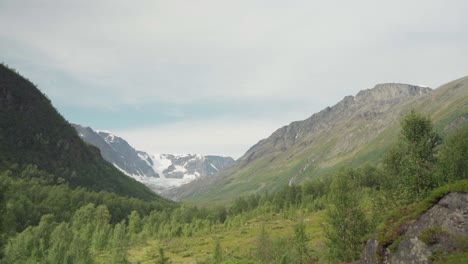 Laderas-De-Montaña-Con-Cumbre-Nevada-En-El-Fondo-En-Lyngsdalen,-Noruega