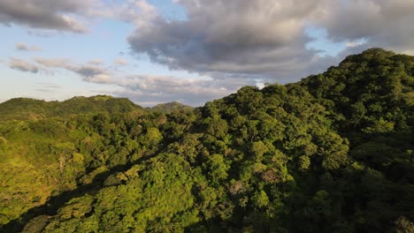 Espectacular-Cielo-De-Puesta-De-Sol-Sobre-La-Espesa-Selva-De-Costa-Rica