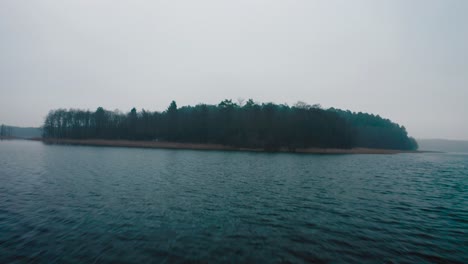 Island-in-the-middle-of-the-lake-during-winter