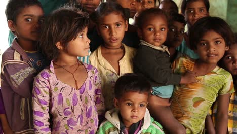 Grupo-De-Lindos-Adorables-Niños-Indios-Posando-En-La-Aldea-Musulmana-De-Noondpura,-Rajasthan