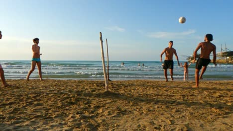 Aktive-Jungs-Haben-Im-Urlaub-Spaß-Beim-Fußballspielen-Am-Sandstrand-In-Italien