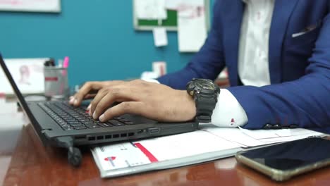 Männliche-Lehrer-Tippen-Im-Klassenzimmer-Auf-Der-Laptop-Tastatur