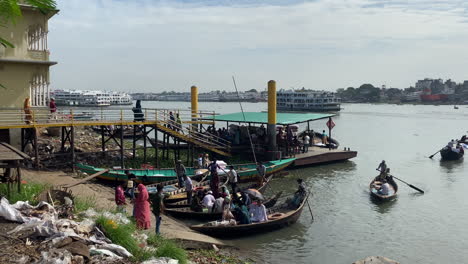 Holzboote-Segeln-Mit-Passagieren-Im-Fluss-Buriganga