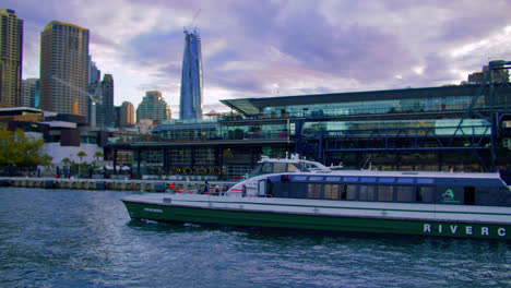 Rivercat-Boot-Segelt-In-Port-Jackson-Mit-Der-Skyline-Von-Sydney-Von-Der-Fähre-In-New-South-Wales,-Australien