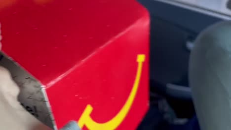 Comida-Feliz-Para-Niños-De-Mc-Donald&#39;s-Drive-thru