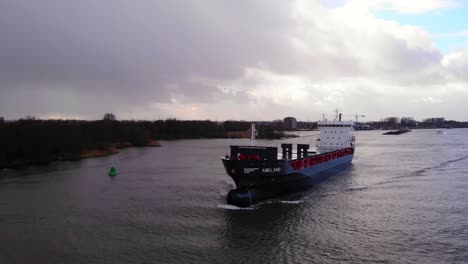 Buque-De-Carga-Ameland-Navegando-A-Lo-Largo-De-Oude-Maas-En-Zwijndrecht