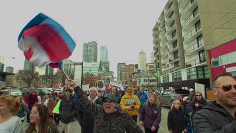 Demonstrant-Schwenkt-Fahnen,-Protestiert-In-Calgary-In-Zeitlupe,-5.-Februar-2022