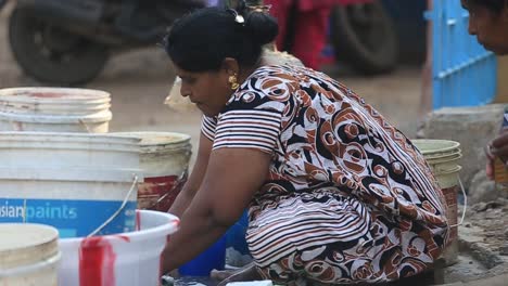 Nahaufnahme-Einer-Dame,-Die-Wäsche-In-Den-Straßen-Von-Chennai,-Indien,-Wäscht