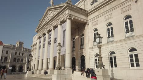 Nationaltheater-Dona-Maria-II,-Blick-Von-Der-Seite-Des-Rossio-Platzes-In-Lissabon,-Portugal