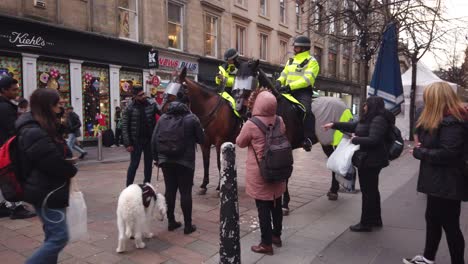 Un-Grupo-De-Personas-Hablando-Con-Policías-En-Caballos-Policiales