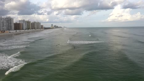 Surfer-Versuchen,-Ein-Paar-Wellen-Am-Wunderschönen-Strand-Im-Sonnigen-Florida-Zu-Fangen