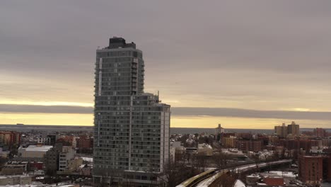 Eine-Luftaufnahme-Des-Avalon-Brooklyn-Bay-Apartmentgebäudes-In-Der-Sheepshead-Bay-An-Einem-Bewölkten-Wintertag
