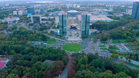 Horizonte-De-La-Ciudad-Edificios-De-Oficinas-Vista-Del-Distrito,-Drone,-Bucarest,-Rumania