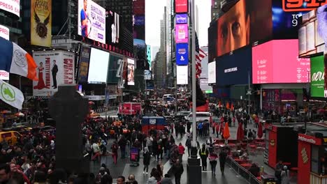 Am-Times-Square-Ist-Mitten-Am-Tag-Viel-Los