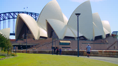 Sydney-Opera-House-Estructura-Similar-A-Una-Concha-En-Bennelong-Point-En-Sydney,-Nueva-Gales-Del-Sur,-Australia