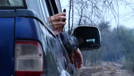 Frauenhände-Halten-Smartphone-Und-Fotografieren-Aus-Dem-LKW-Fenster