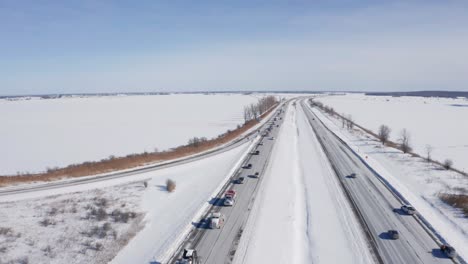 Tráfico-Acumulado-En-La-Autopista-417-Para-Freedom-Convoy-2022-En-El-Este-De-Ontario