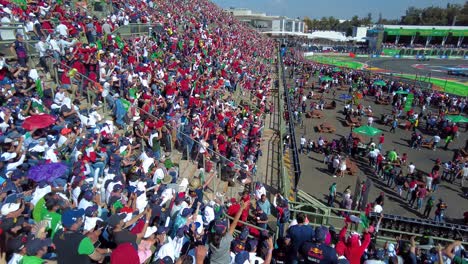 Das-Auditorium-Auf-Der-Tribüne-Des-Foro-Sol-War-Völlig-überfüllt-Mit-Jubelnden-Mexikanischen-Fans,-Die-Sergio-Checo-Perez-Beim-F1-GP-Grand-Prix-Auf-Der-Rennstrecke-Von-Mexiko-Stadt-Unterstützten