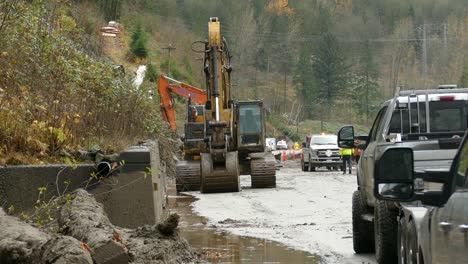 Excavadora-Y-Automóviles-Por-Carretera-Y-Bosque-Después-De-Las-Inundaciones-En-Columbia-Británica