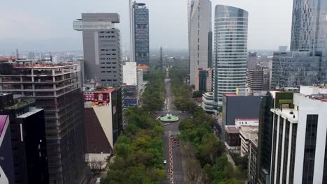 Vista-Aérea-De-Los-Rascacielos-Del-Paseo-De-La-Reforma,-La-Rotonda-De-Diana-Cazadora-Y-El-Castillo-De-Chapultepec-Al-Fondo,-Ciudad-De-México