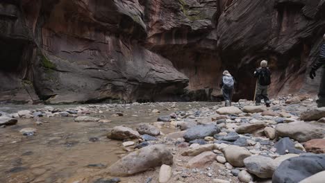 People-enjoying-the-Narrows-trail-in-Zion-National-Park,-Utah