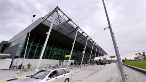 Concurrido-Aeropuerto-Internacional-De-Tirana-En-Tirana,-Albania