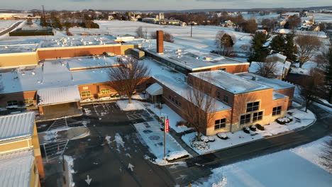 Edificio-De-La-Escuela-Secundaria-En-La-Nieve-Del-Invierno