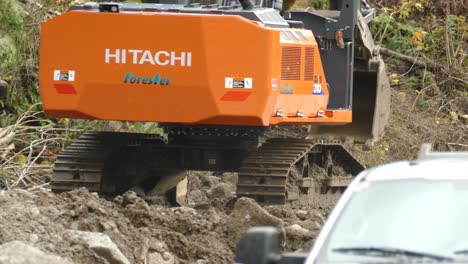 Retroexcavadora-Hitachi-Forester-Con-Abrazadera-Excavando-Y-Excavando-En-Bosques-Boscosos