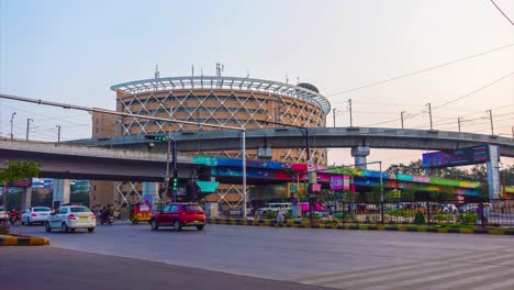 Zeitrafferaufnahme-Der-Wunderschönen-High-Tech-Stadt-Hyderabad,-Der-Hauptstadt-Des-Bundesstaates-Telangana,-Mit-Hohen-Gebäuden-Vor-Der-Brücke-Und-Den-Menschen-In-Fahrzeugen,-Die-Sich-Auf-Der-Straße-Bewegen