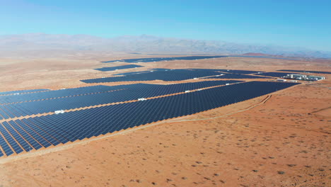 Vista-Aérea-De-La-Gran-Matriz-Fotovoltaica-El-Romero-En-El-Desierto-De-Atacama