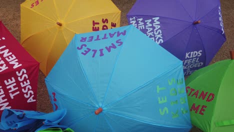 Bunte-Regenschirme-Bei-Einem-Anti-Vax-Protest-In-Glasgow