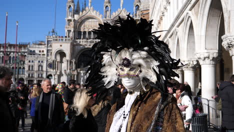Nahaufnahme-Eines-Traditionellen-Venezianischen-Karnevalskostüms,-Das-Während-Des-Berühmten-Karnevalsurlaubs-Auf-Dem-überfüllten-Hauptplatz-Des-Stadtzentrums-Steht