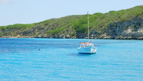 Barco-De-Pesca-Local-Anclado-En-Las-Aguas-Azul-Turquesa-Del-Impresionante-Boka-Sami-En-La-Isla-Caribeña-De-Curacao