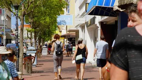 Crowds-of-shoppers-walking-through-the-colorful-streets-of-Punda-in-Willemstad,-on-the-Caribbean-island-of-Curacao