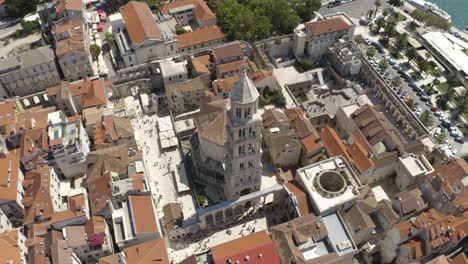 Touristen-Besuchen-Die-Kathedrale-Des-Heiligen-Domnius-Und-Das-Vestibul-Im-Diokletianpalast,-Split,-Kroatien