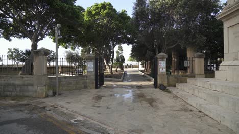 Betreten-Der-Hastings-Gardens-Durch-Ein-Metalltor-An-Einem-Windigen-Tag-In-Valletta