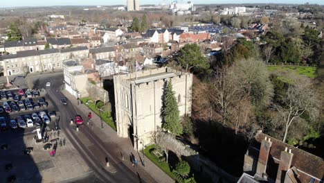 Drehende-Drohnenaufnahmen-Vom-Tor-Der-Abtei,-Das-Zu-Den-Abteigärten-In-Bury-St.-Edmunds,-Großbritannien,-Führt