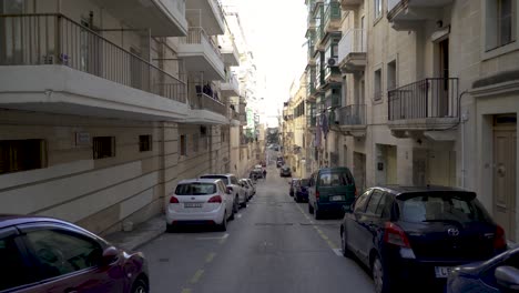 Wäsche-Weht-An-Einem-Sonnigen-Tag-Im-Wind-Auf-Balkonen-In-Einer-Stadt-In-Valletta-Auf-Malta