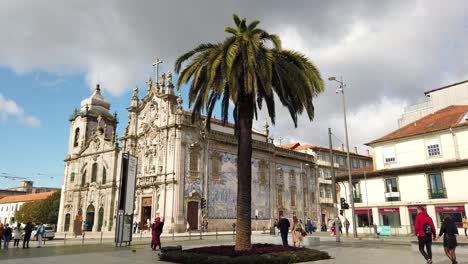 Tanzkünstler-Vor-Der-Igreja-Dos-Carmelitas,-Einer-Kirche-In-Porto