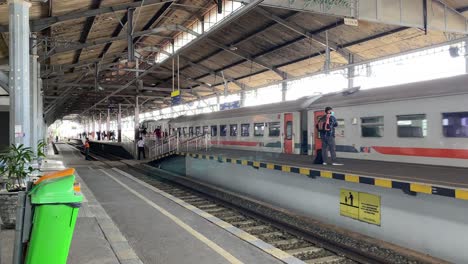 Actividades-De-Pasajeros-Y-Trenes-En-La-Estación-De-Lempuyangan-Los-Fines-De-Semana