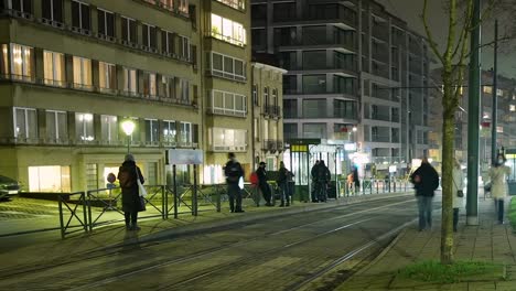 Zeitraffer-Abendansicht-Der-Straßenbahnhaltestelle-Im-Grünen-Brüsseler-Wohnviertel