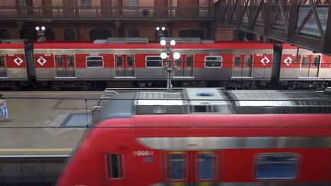 U-Bahn-Züge,-Die-Vom-Bahnhof-Luz-In-Sao-Paulo-Abfahren