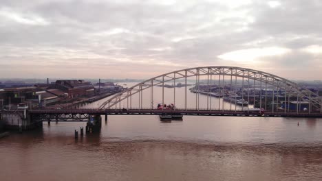 Luftaufnahme-Der-Brücke-über-De-Noord-Mit-Dem-Sich-In-Der-Ferne-Nähernden-Excelsior-Frachtschiff