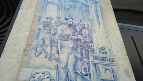 Obras-De-Arte-De-Mosaico-Azul-En-El-Costado-Del-Edificio-En-Lisboa