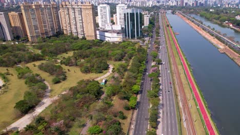 Panoramalandschaft-Berühmter-Autobahnstraßen-In-Der-Nähe-Des-Villa-Lobos-Parks-Und-Der-Bundesuniversität-Sao-Paulo-In-Der-Innenstadt-Von-Sao-Paulo,-Brasilien