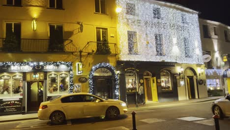 Tiempo-De-Navidad-En-Kinsale-Irlanda-Durante-La-Noche-Con-Decoraciones-Brillantes,-Luces-En-Los-Edificios-Y-La-Vitalidad-De-La-Ciudad