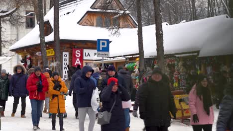 Many-people-strolling-through-famous-town-of-Zakopane,-Poland-during-Christmas