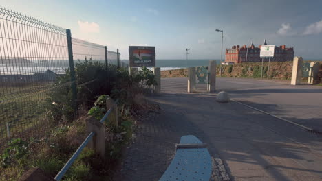 Eingang-Und-Straße-Zum-Fistral-Beach-In-Newquay