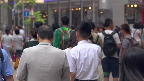Cámara-Lenta-De-Una-Multitud-De-Chinos-Caminando-Por-La-Calle-En-Hong-Kong